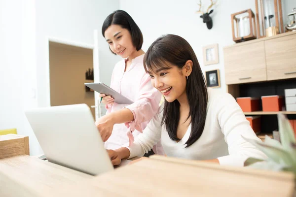 Gruppo Imprese Donne Che Lavorano Insieme Ufficio Interio — Foto Stock