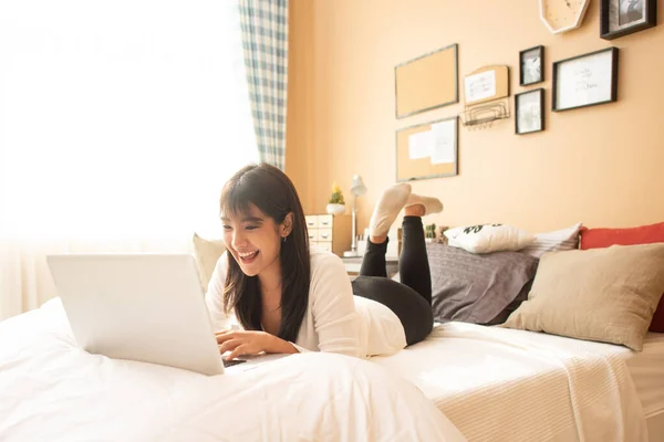 아시아인 여성은 가정에서 태블릿 컴퓨터로 일하고 주말을 집에서 일하는 즐긴다 — 스톡 사진