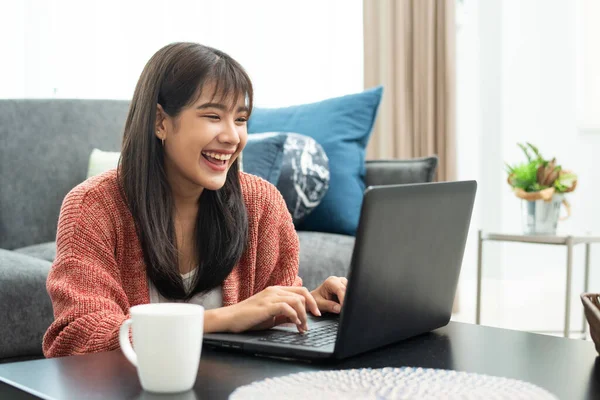 Szczęśliwa Przypadkowa Piękna Kobieta Pracująca Nad Laptopem Freelancer Praca Domu — Zdjęcie stockowe