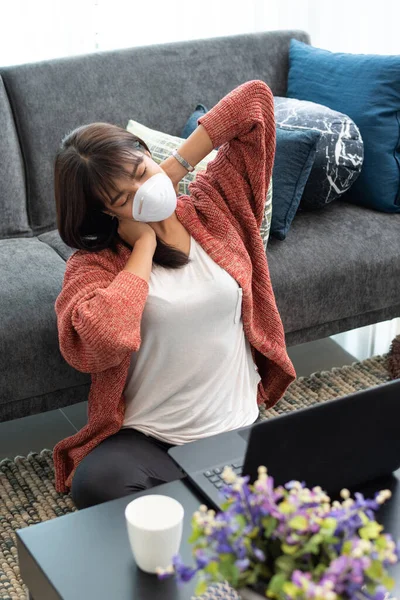 Junge Asiatin Mit Medizinischer Maske Arbeitet Laptop Während Der Fernarbeit — Stockfoto