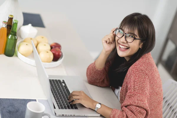 Feliz Casual Bela Mulher Asiática Trabalhando Computador Portátil Sentado Mesa — Fotografia de Stock