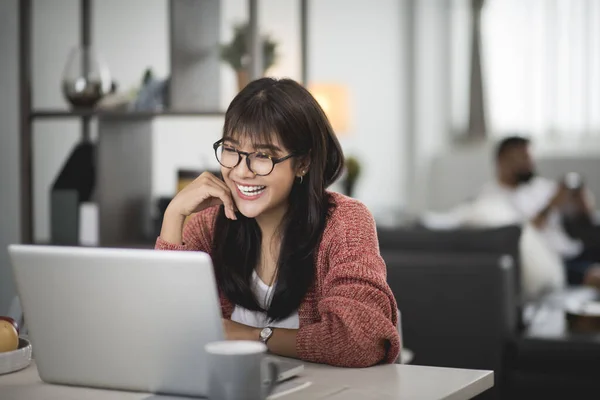 Feliz Casual Hermosa Mujer Asiática Trabajando Ordenador Portátil Sentado Escritorio Fotos de stock