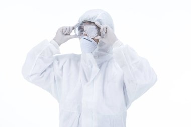 Koronavirüs salgınıyla savaşmak için beyaz arka planda koruyucu kıyafet giyen bir doktor..