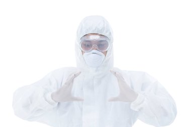 Beyaz arka planda koruyucu giysileri olan bir doktor..