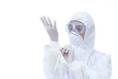 Koronavirüs salgınıyla savaşmak için beyaz arka planda koruyucu kıyafet giyen bir doktor..