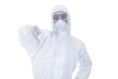 Koruyucu giysileri olan doktor beyaz arka planda baş parmağını gösteriyor. Derinlik Sığ Elde Odaklanma.