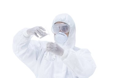 Laboratuvar test tüplerinde kimyager, Asyalı biyoteknoloji uzmanının portresi test tüpünü beyaz arka planda sıvıyla inceliyor.
