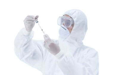 Koruyucu giysiler içindeki doktor virüs aşısı, salgın hastalık, aşı konsepti, alanın derinliği...