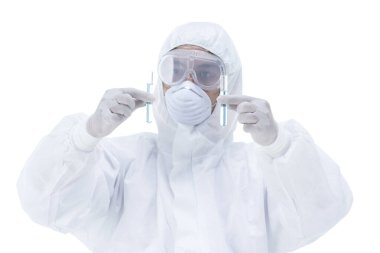 Laboratuvar test tüplerinde kimyager, Asyalı biyoteknoloji uzmanının portresi test tüpünü beyaz arka planda sıvıyla inceliyor.