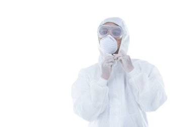 Koronavirüs salgınıyla savaşmak için beyaz arka planda koruyucu kıyafet giyen bir doktor..