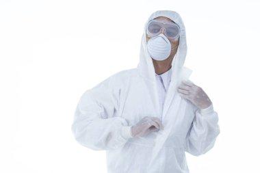 Koronavirüs salgınıyla savaşmak için beyaz arka planda koruyucu kıyafet giyen bir doktor..