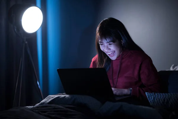 Feliz Mujer Hermosa Casual Trabajando Ordenador Portátil Sentado Cama Casa Imagen de stock