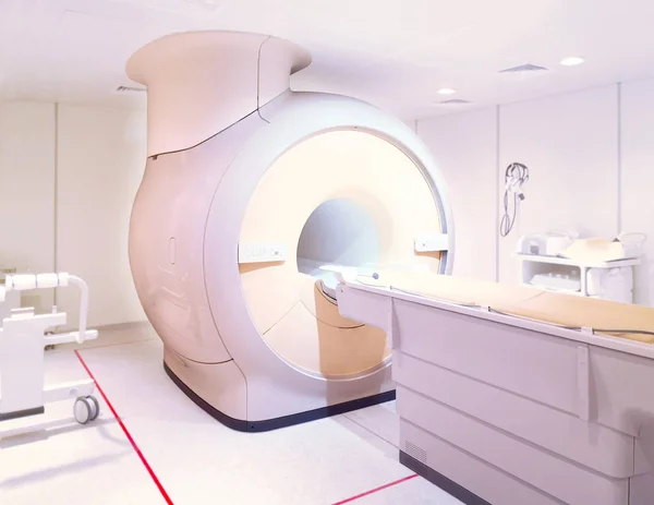 Mri Oder Magnetresonanztomographen Gerät Krankenhaus Isoliert Auf Verschwommenem Mri Raum — Stockfoto