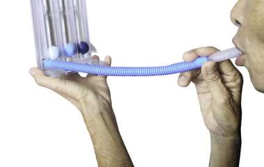 Akciğer genişlemesini iyileştirmek için triflow ve derin nefes alan adam, triakım cihazıyla göğüs rehabilitasyonu geçiren hasta..