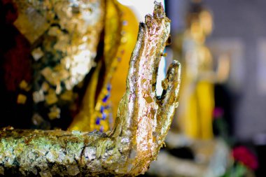 Buda heykeli sağ el hareketleriyle oluşturuldu..