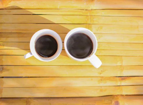 两杯木制底咖啡 — 图库照片