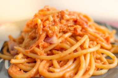 Peynirli ve domates soslu spagetti.