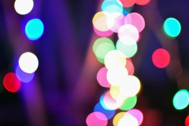 Noel Işıkları Bokeh.Serebrasyon kavramı. Parlayan ampuller arka planı aydınlatır.