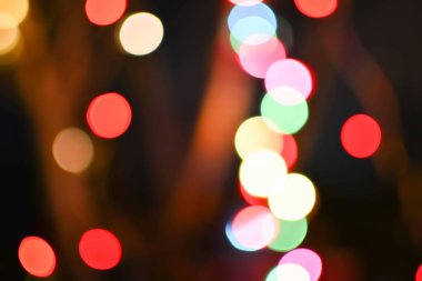 Noel Işıkları Bokeh.Serebrasyon kavramı. Parlayan ampuller arka planı aydınlatır.