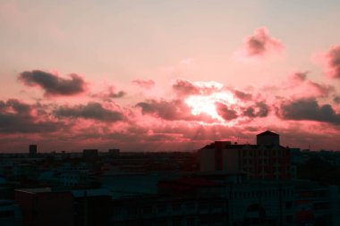 Bulutlu güzel bir gün batımı. Renkli gökyüzü. Pembe tonlu ve bulutlu..