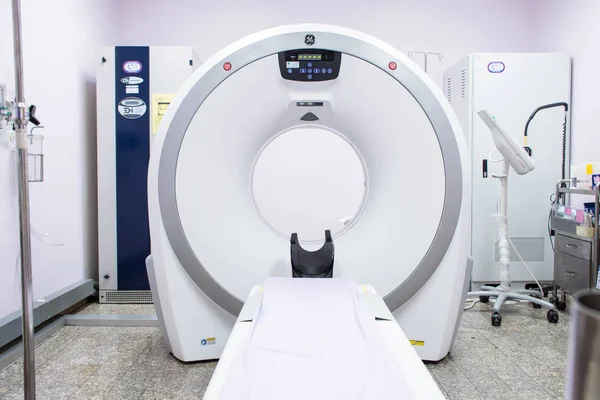 Máquina Escaneo Sala Radiología Sobre Fondo Blanco — Foto de Stock