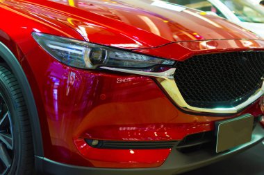 Kırmızı arabanın arka planındaki farları kapat. Modern ve pahalı spor araba konsepti. Ulaşım ve otomotiv imajı için arka plan.