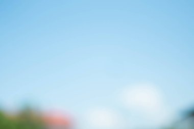 Mavi gökyüzü arkaplanının soyut bulanık rengi.