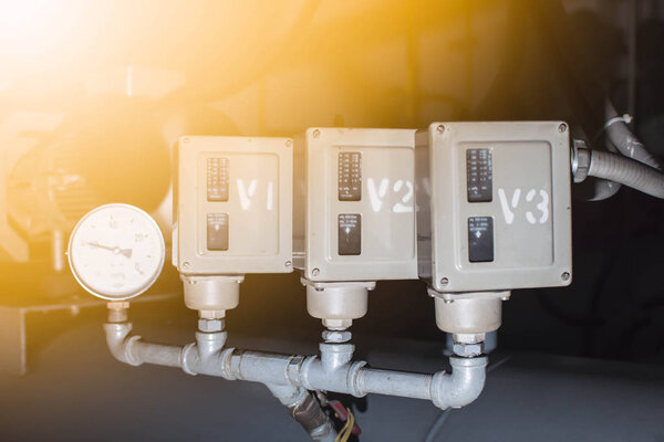 Закрытие трех метров и клапанов на трубах в промышленности
.