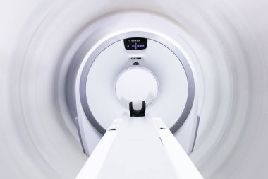 İzole edilmiş radyal bulanık arkaplan üzerinde çoklu detektör CT tarayıcı Mdct (Hesaplı Tomografi). Kesme yolu. Ön görüş. Tıbbi teknoloji konsepti.. 