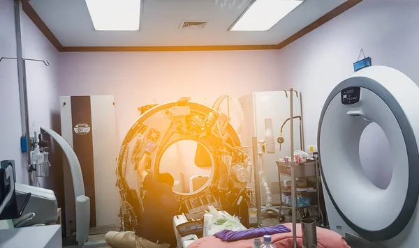 Ingeniero Mantenimiento Reparando Comprobando Máquina Escáner Hospital —  Fotos de Stock