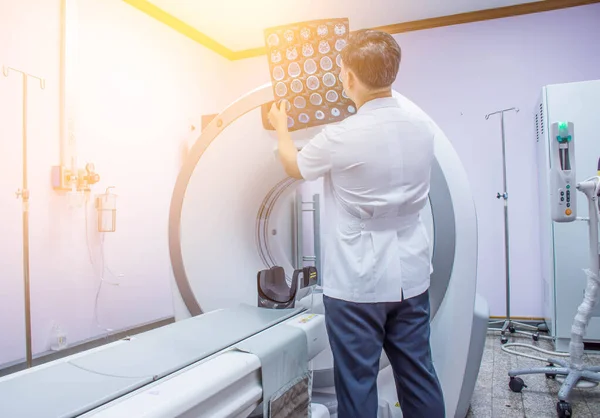 病院の医師や放射線技師は 脳のCtスキャン画像を見て — ストック写真