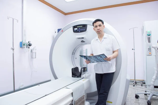 Médico Radiologista Hospital Procurando Imagem Tomografia Computadorizada Cérebro — Fotografia de Stock