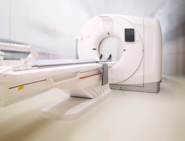 Bulanık hastane odası arka planı üzerinde çoklu detektör tomografisi (Bilgisayarlı Tomografi). 