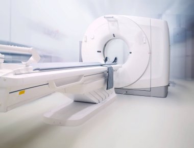 Bulanık hastane odası arka planı üzerinde çoklu detektör tomografisi (Bilgisayarlı Tomografi). 