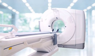 Bulanık hastane odası arka planı üzerinde çoklu detektör tomografisi (Bilgisayarlı Tomografi). 