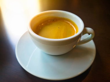 Kahve fincanı ahşap masada, rahat kahvaltı, eski tarz, kahve dükkanı arka planı..