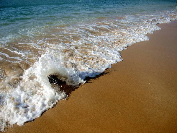 砂のビーチと海の泡 — ストック写真