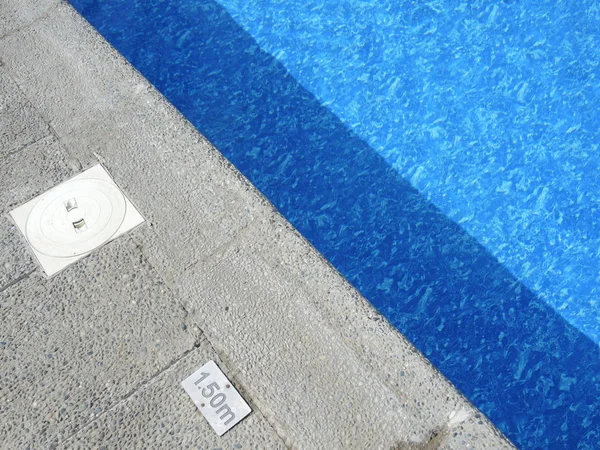 A medence, napos szélén — Stock Fotó