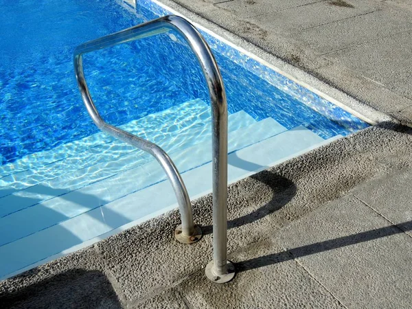 Passez une journée d'été dans la piscine — Photo