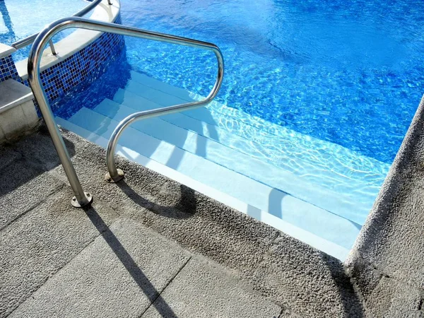 Töltsön el egy nyári napon a medence — Stock Fotó