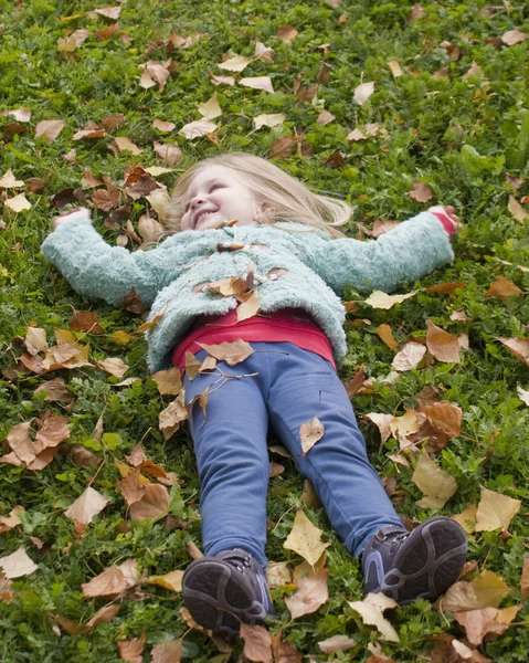 Sonbahar küçük kız — Stok fotoğraf