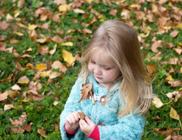 Automne petite fille — Photo