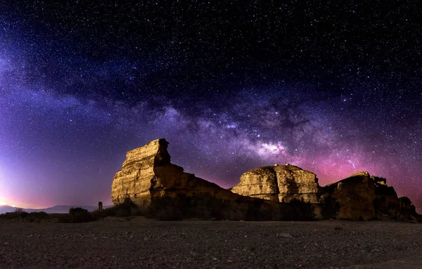 Noční hory pod hvězdnaté oblohou — Stock fotografie