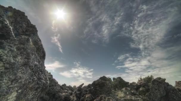 电影8K 7680X4320 Hdr 30P 玄武岩是由暴露在地球表面或非常接近地球表面的玄武岩熔岩快速冷却而形成的一种常见的突出火成岩 辐射计年龄 地层位置和变色 — 图库视频影像