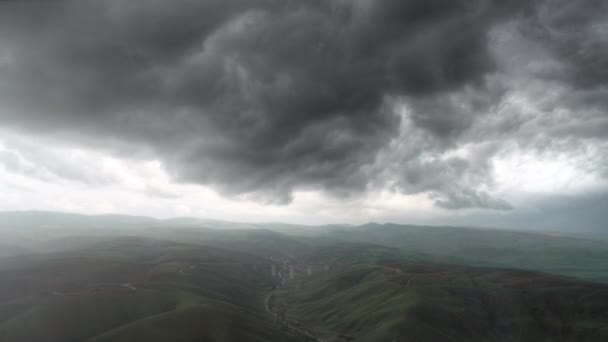 电影8K 7680X4320 30P时间差 暴雨来自强烈的风暴云 多山多山的农村地区正在接近雨季 气象事件的天空 强降雨 狭窄敏捷多云的季节 大陆性气候中的降水 — 图库视频影像