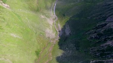U şeklindeki vadiler, yalaklar ya da buzul yalakları, buzullaşma süreciyle oluşur. Dağlara özgü bir özellikleri vardır. Dik kenarlı, düz ya da yuvarlak popolu U şekli. Havadaki vadi bozkırı. Dağlık çayır tundrası.