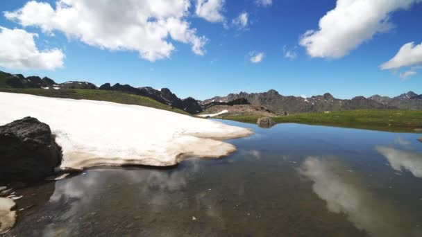 Trozos Nieve Hielo Lago Montaña Nieves Derrite Primavera Zona Montaje — Vídeos de Stock