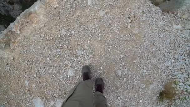 Crazy Man Walking Cliff Extreme High Rocky Abyss Point View — Stock Video