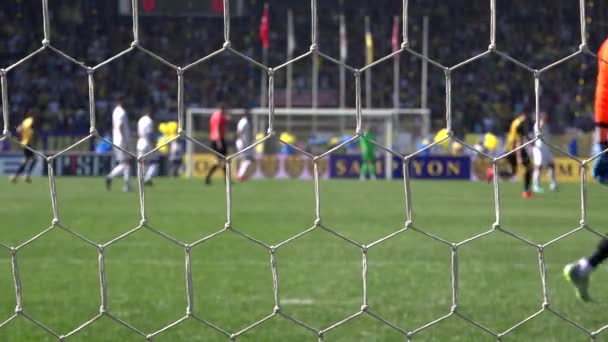 Riktig Derbymatch Fotboll Mål Nät Professionella Fotbollsspelare Som Springer Publiken — Stockvideo