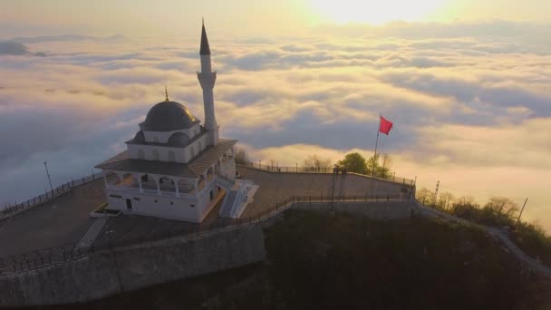 世界一高いモスク 神秘的で宗教的な雰囲気 高い山の上 正方形の建築設計の建物 雲の上の1つのミナレット 風景の上に雲 日没の信仰イスラームマスジドの日の出ラマダーンの宗教イスラム教徒 — ストック動画